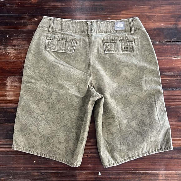 The North Face Women’s Pattern Cargo Shorts Size 8L - Picture 5 of 5
